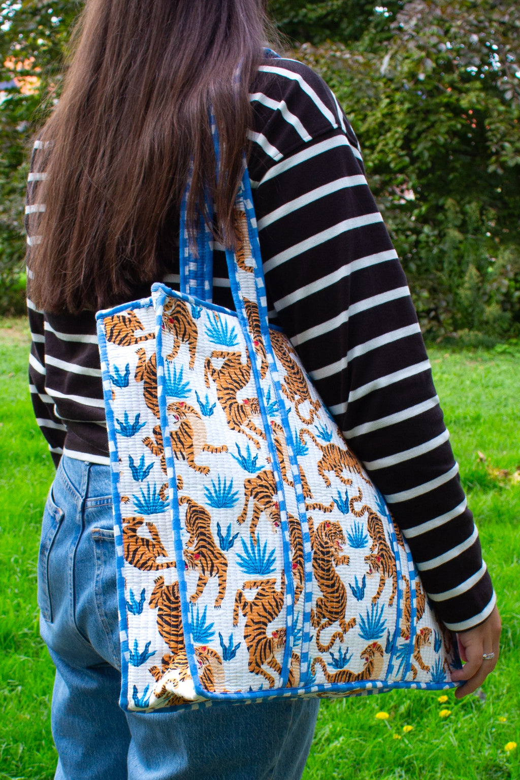 Blue tiger tote bag